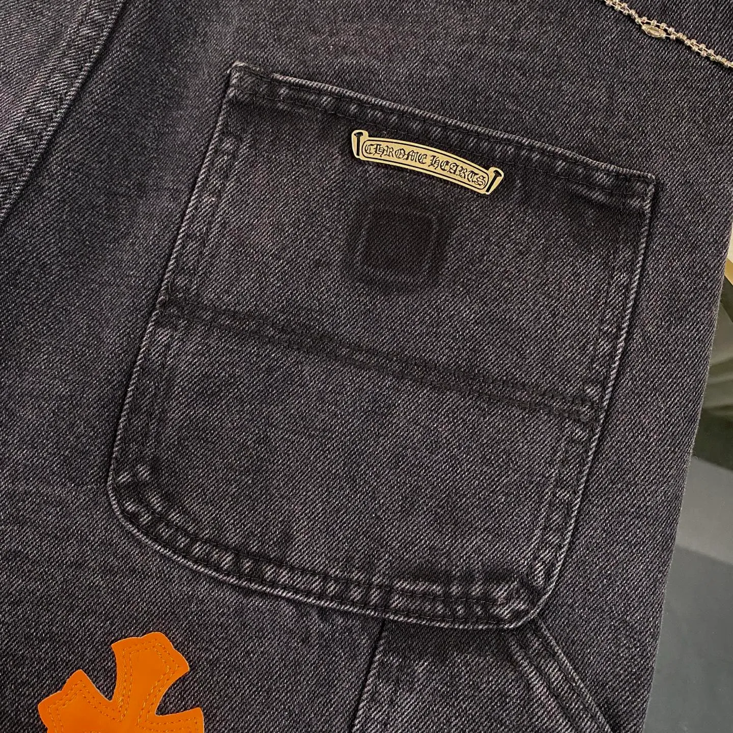 P270 CH Chromehearts limited edition orange cross patch leather black work jeans denim logging pants, counter price 34W level, patch cross pattern embellishment, washed jeans! ! An absolutely high-end luxury product, a 1.9W-level god-level single product, a super popular product, made by top heavy industry, a magic weapon that cannot be missed! [About Zangyin] This is an extremely luxurious fashion brand that can also be called the aristocracy of the high street. It has always been an exclusive brand for some hipsters or rich second generations. Compared with ordinary high streets, it is more luxurious and noble. Compared with luxury brands, it is more fashionable and individual. It has always been a brand that I have a special liking for. [Top heavy industry fashion design] Consistently high-street luxury style. Speaking of this style, the Zangyin family and GU family are definitely the leading representative brands. Especially the Zangyin family has really achieved a state-of-the-art effect in creating high-street style. The unique washed material is used to create this style. The color system is already quite eye-catching. After it is decorated with patchwork cross flowers, it cleverly highlights the charm of the brand. Secondly, this style uses classic The high-waist cutting design highlights the long legs and fashionable temperament of the upper body. The brand is highly recognizable and the slim fit configuration is more suitable for daily wear. It is a product that interprets personality, fashion, and specifications at a glance. This single product is enough to make any fan excited. It can be a white T-shirt for a youthful college style, or a tight suspender for a royal style. It has strong matching ability and can be easily controlled by men.  [Materials and craftsmanship] Needless to say, this point goes without saying. As an excellent craftsman brand, Zangyin’s requirements for details and craftsmanship are really perfect. The washed color of this model has gone through so many processes, not to mention the embellishment of denim appliques. It is also purely hand-made and sewn. Just like what they believe in, only hand-made things have soul and have the meaning of wear. A top-notch heavy-duty fashionable denim item, I look forward to your perfect interpretation! !  Color: black gray Size: 28-34